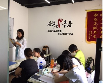 高薪誠聘教育咨詢師